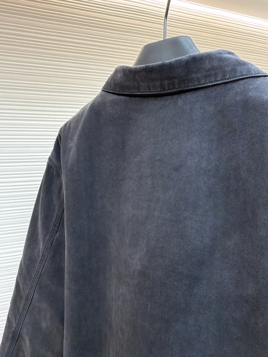 Chrome Hearts herringbone pattern washed work clothes ●Item number: 1682369-C65 ●Fabric: 100% cotton ●Technology: Washed production ●Color: washed gray ●Version: Fitted version ●Weight: about 1255 grams ●Size: S-M-L ●Description: The large body fabric is made of pure cotton fabric with herringbone pattern woven according to YB, which has a three-dimensional crisp effect. The lining is made of jacquard pure cotton fabric. Minimum order is ㎞. The garments are washed with natural gray effect (Chehao garments stayed in the washing factory for a month, and finally the results were perfect). Due to the difficulty of washing, the scrap rate is extremely high, and the spot goods should be cherished. The neckline is cut and cut using genuine sheepskin film, and the molded hardware is aged and oxidized. The overall wiring is straight and delicate, the fabric is comfortable and soft, and the color is consistent without color difference. It can be matched with the same style to create a fashionable look and control various occasions. Customized accessories, complete with three standards, same style for men and women!